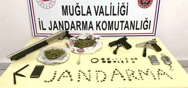 Muğla'da Uyuşturucu ve Silah Operasyonu: 400 Gram Esrar ve Ruhsatsız Silah Ele Geçirildi
