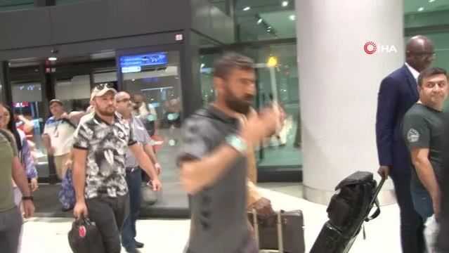 Nijer'deki Türk vatandaşları özel seferle İstanbul'a geldi