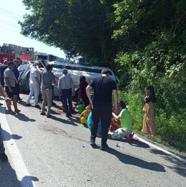 Ordu'da minibüs ile otomobil kafa kafaya çarpıştı: 3'ü ağır, 17 yaralı