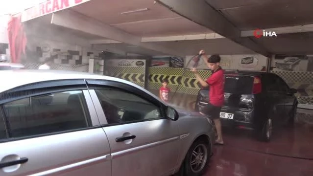 Osmaniye'de sıcak hava oto yıkamacıların yüzünü güldürdü