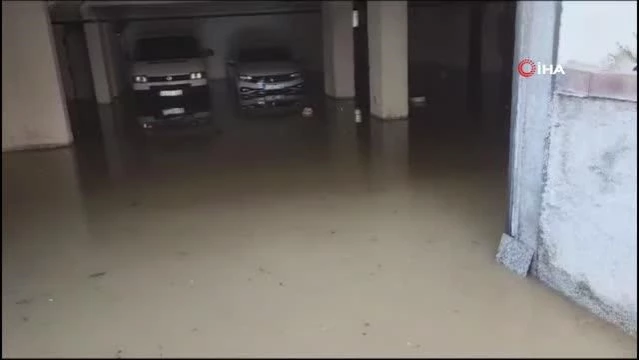 Otomobil Patlayan Su Borusunun Açtığı Çukura Düştü