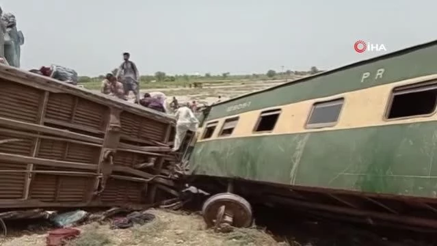 Pakistan'da tren raydan çıktı: 22 ölü