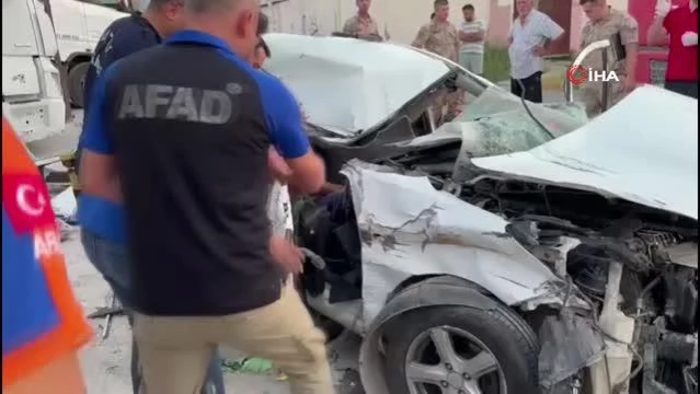 Park halindeki tıra çarpan otomobil hurdaya döndü: 2 ölü, 2 yaralı