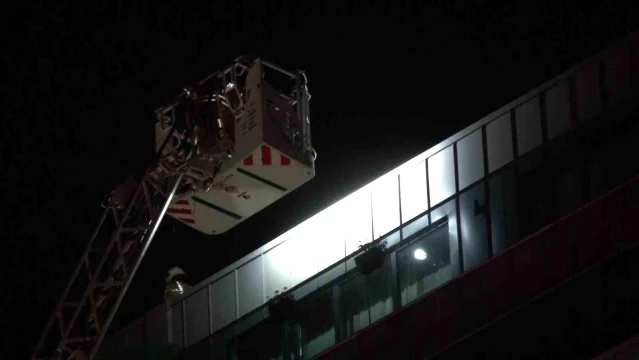 Pendik'te Lüks Sitenin Çatısında Yangın Çıktı