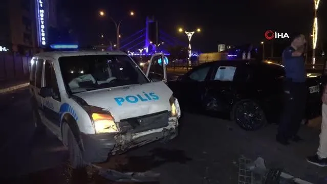 Polis aracı ile otomobil çarpıştı: 1'i polis 2 yaralı