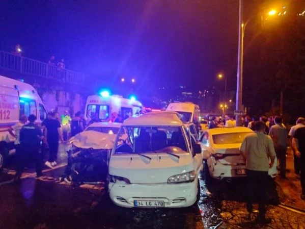 Rize'de minibüs ile 2 otomobilin karıştığı kazada 8 kişi yaralandı