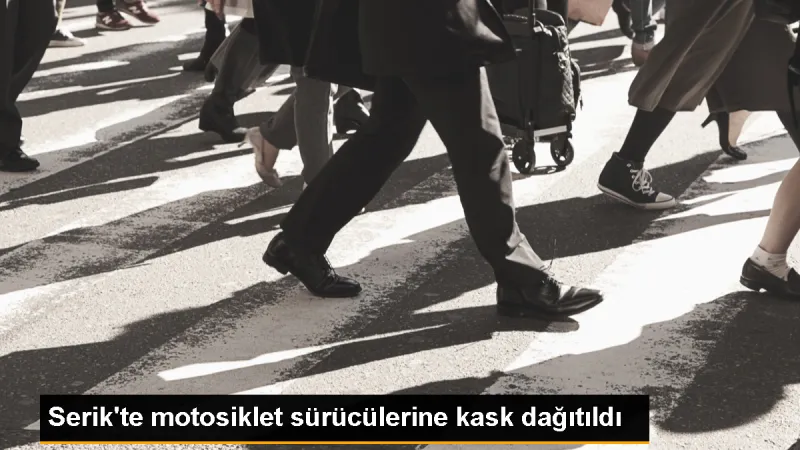 Serik'te Jandarma Ekipleri Motosiklet Sürücülerine Kask Dağıttı