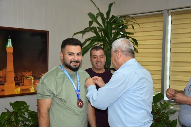 Siirt'te Atletizm ve Kicks Boks Branşında Türkiye Derecesi Elde Eden Sporcular Altınla Ödüllendirildi