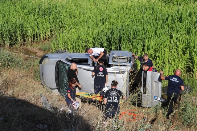 Sivas'ta Hafif Ticari Araç Mısır Tarlasına Devrildi, 2 Kişi Yaralandı
