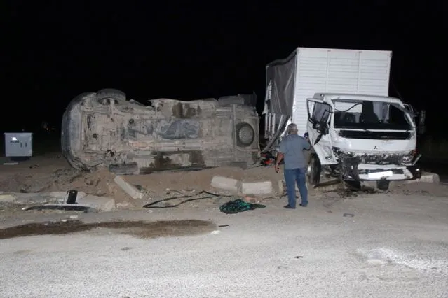 Sivas'ta Kamyon ile Hafif Ticari Araç Çarpıştı: 4 Yaralı