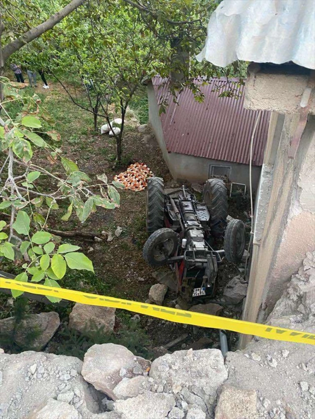 Sivas'ta traktörün devrilmesi sonucu 1 kişi öldü, 1 kişi yaralandı
