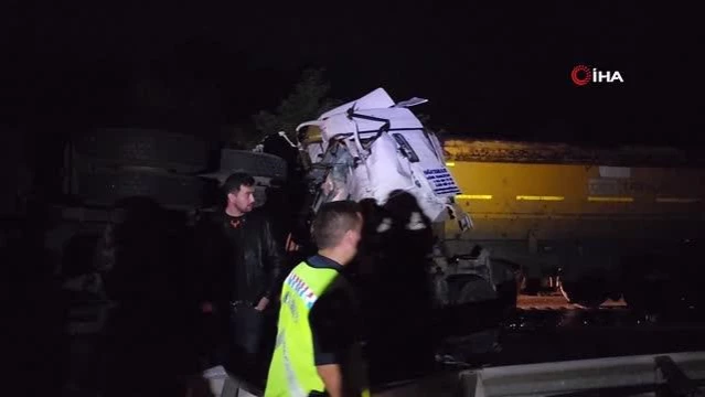 Tır, önünde seyreden hurda yüklü kamyona çarptı: 2 yaralı