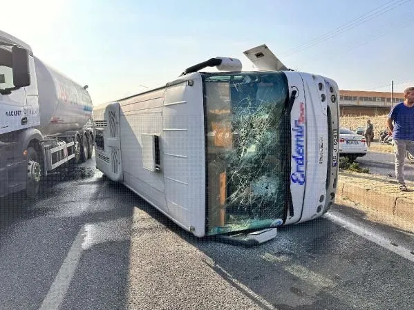 Turgutlu'da fabrika servis midibüsü devrildi: 25 yaralı