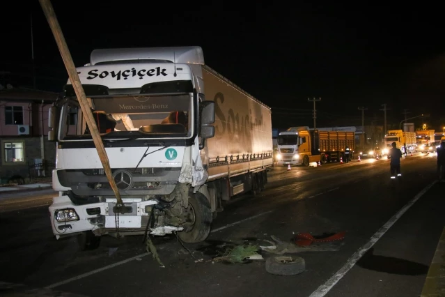 Uşak'ta Otomobil ile Tırın Çarpıştığı Kazada 3 Kişi Yaralandı