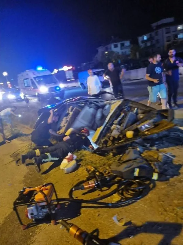 Yalova'da Otomobil Yol Kenarındaki Bariyerlere Çarptı: Sürücü Yaralı
