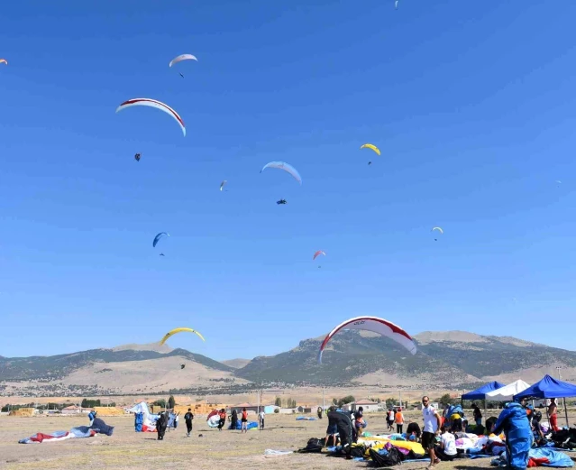 Yamaç Paraşütü Dünya Şampiyonası'nda Sporcular Uçarak Konya'ya İndi