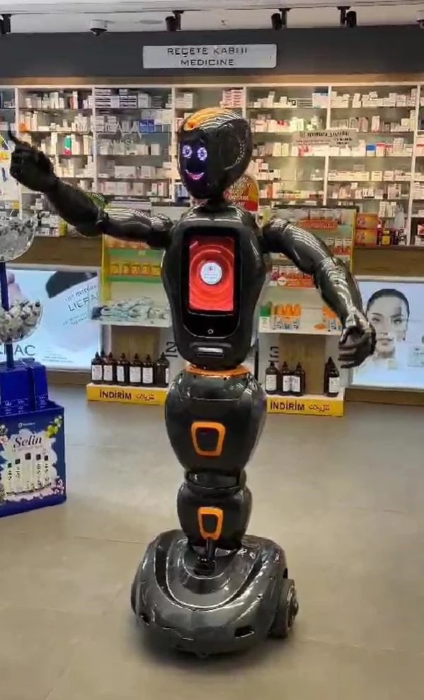 Yapay Zeka Robotu Eczanede İşbaşı Yaptı