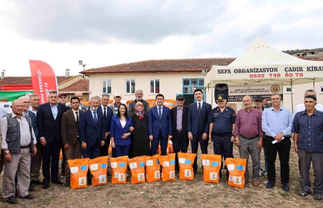 Bilecik Valisi Ahmetler köyünde tohum dağıtım programına katıldı