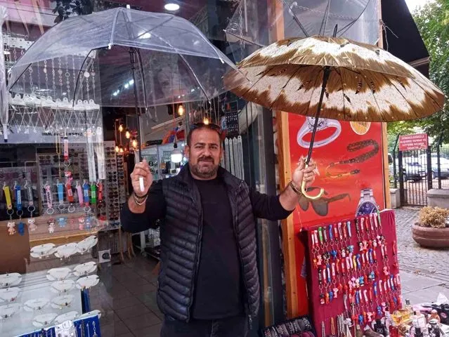 Eskişehir'de Yağışlar Şemsiye Satışlarını Artırıyor