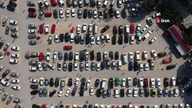 İkinci el oto pazarında sinek avladılar