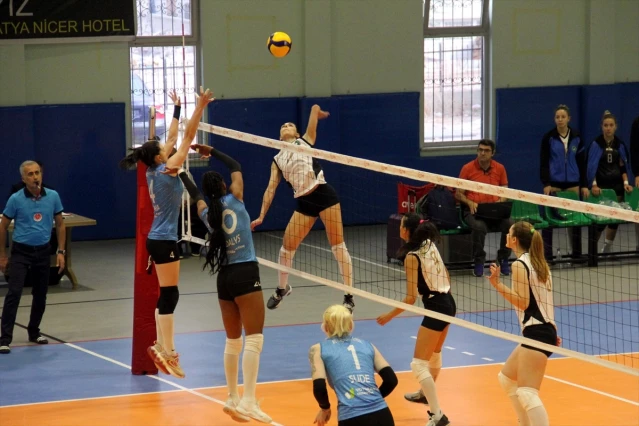 Nicer Hotel Voleybol, Konya Ereğli Belediyespor'u 3-1 yendi