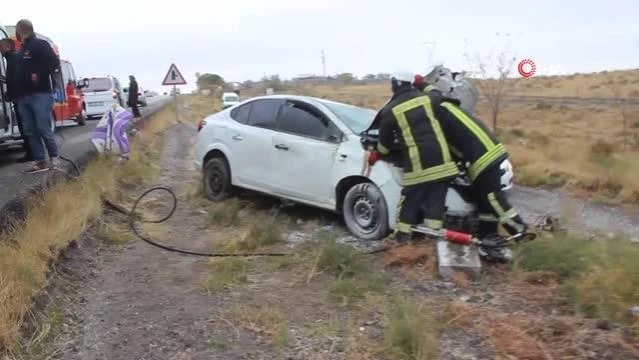 Kontrolden çıkan otomobil refüje çarpıp takla attı: 5 yaralı