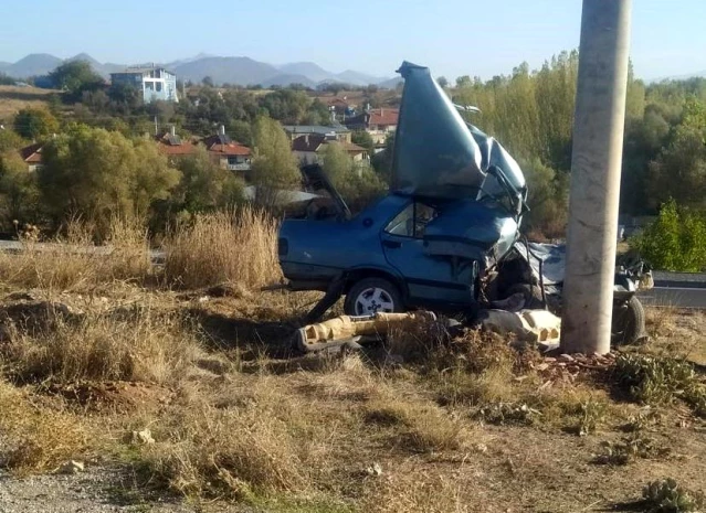 Konya'da Otomobil Beton Direğe Çarptı: Sürücü Ağır Yaralandı