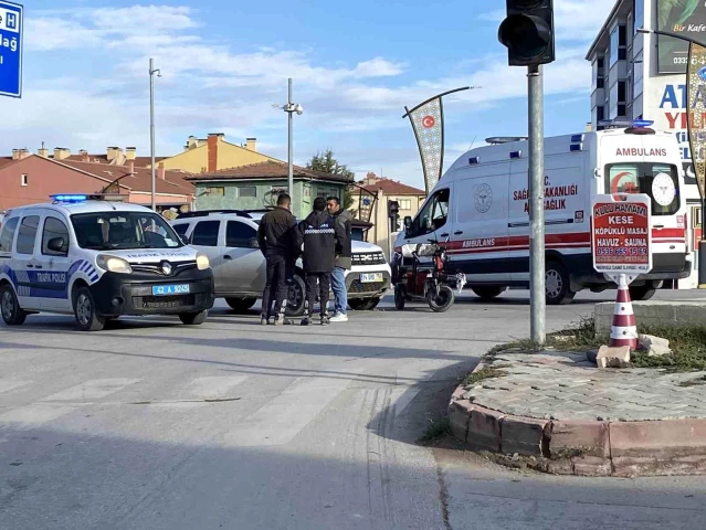 Konya'da hafif ticari araç ile elektrikli bisiklet çarpıştı: 3 yaralı
