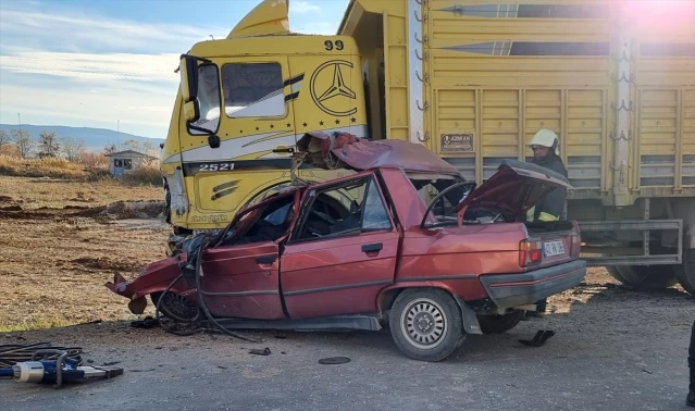 Konya'da otomobil ile kamyon çarpıştı: 2 ölü, 1 yaralı