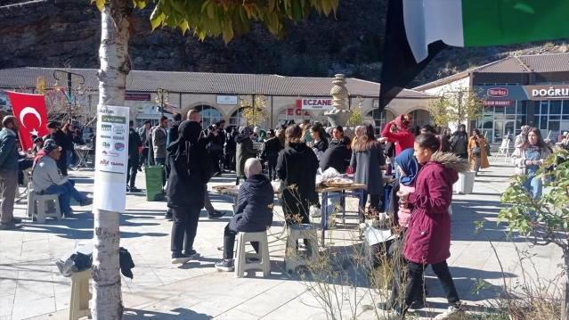 Taşkent'te Gazze için kermes düzenledi