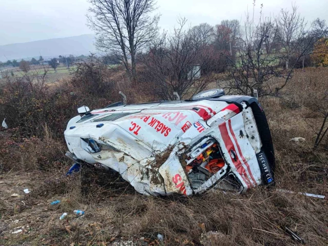 Bitlis Sağlık Ekibini Taşıyan Ambulans Kaza Yaptı