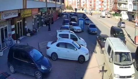 Konya'da trafikte yol verme meselesi yüzünden kavga çıktı