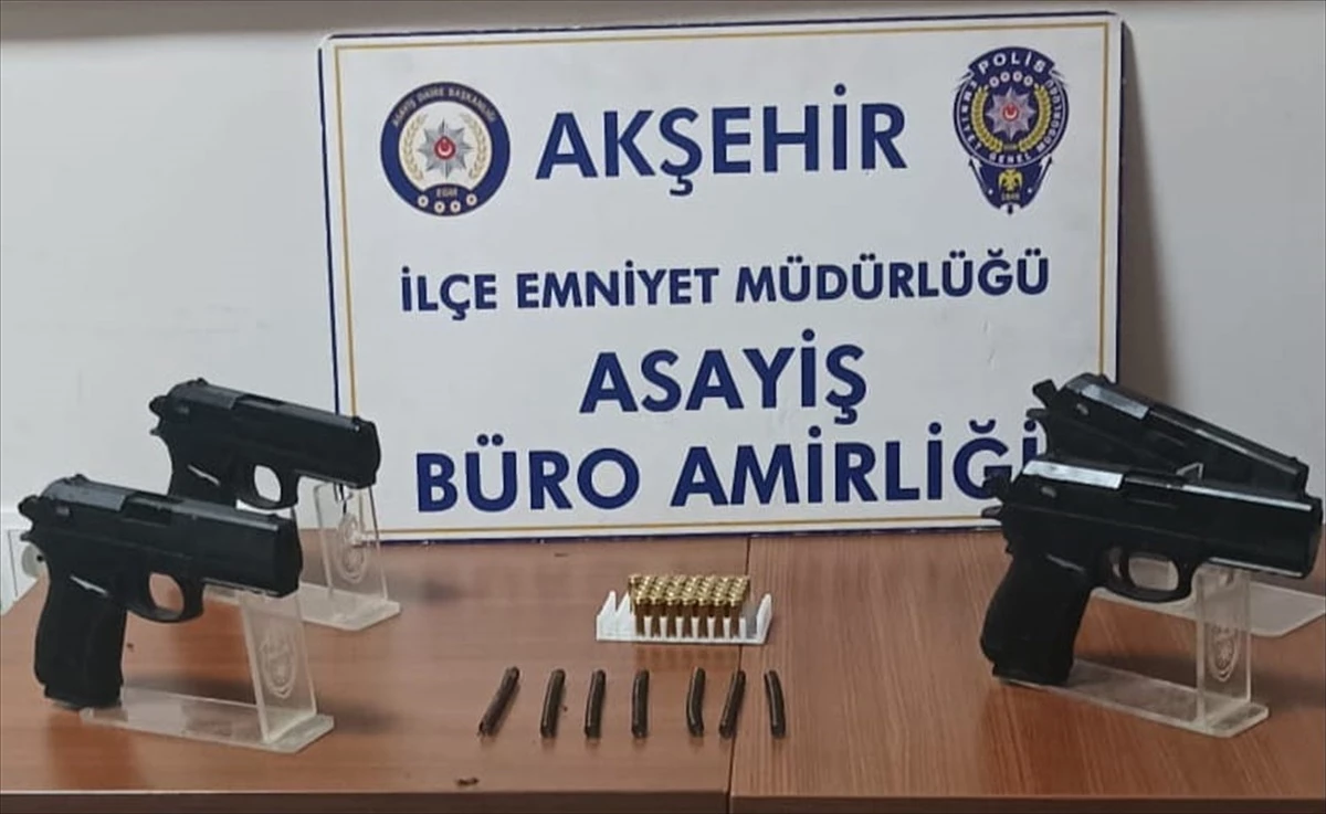 Akşehir'de durdurulan araçta 4 adet fason silah ele geçirildi