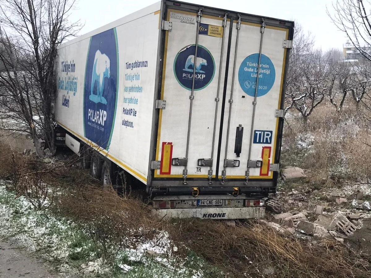 Konya Ereğli'de Tırın Bahçe Duvarına Çarpması Sonucu 1 Kişi Yaralandı