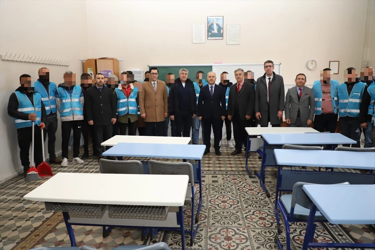 Konya'da Denetimli Serbestlik Müdürlüğü, okullarda temizlik ve bakım çalışması yapıyor