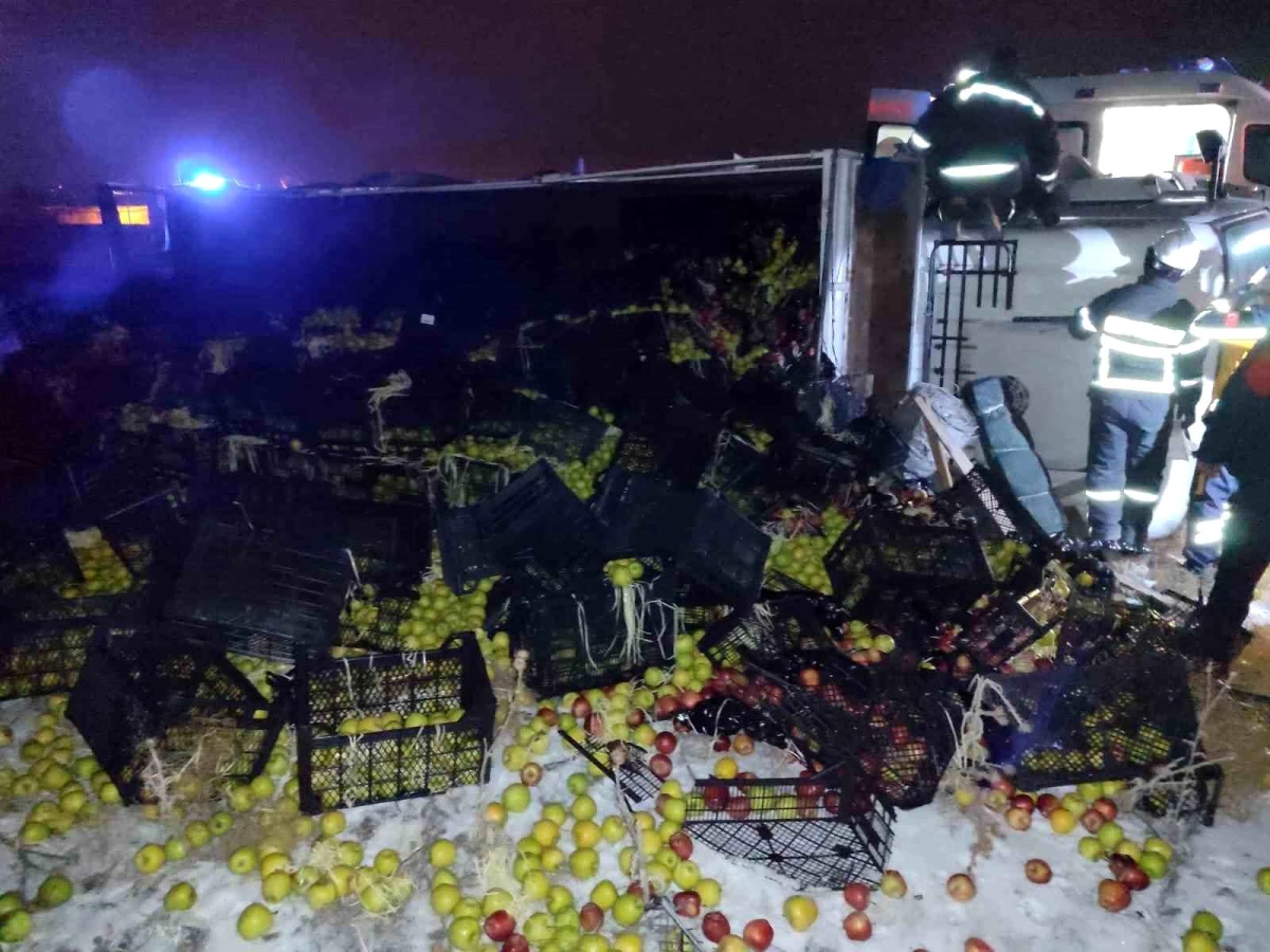 Konya'da elma yüklü kamyon devrildi, sürücü yaralandı
