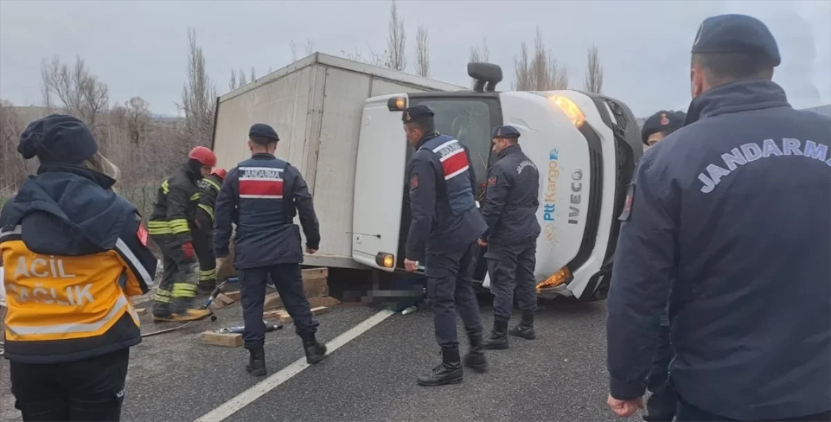 Konya'da Kamyonet Devrildi: 1 Ölü, 1 Yaralı