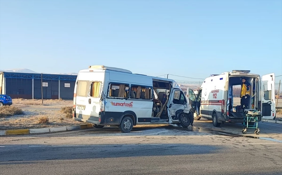 Afyonkarahisar'da minibüs ile kamyonet çarpıştı: 8 yaralı