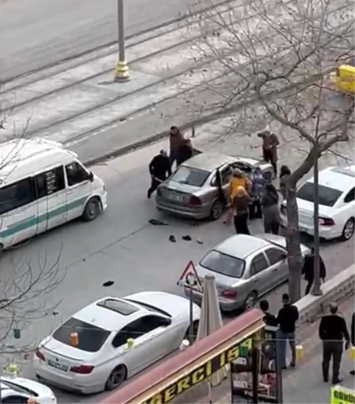 Konya'da kadınlar otomobildeki şahıslarla kavga etti, bir kadın ezilmekten son anda kurtuldu