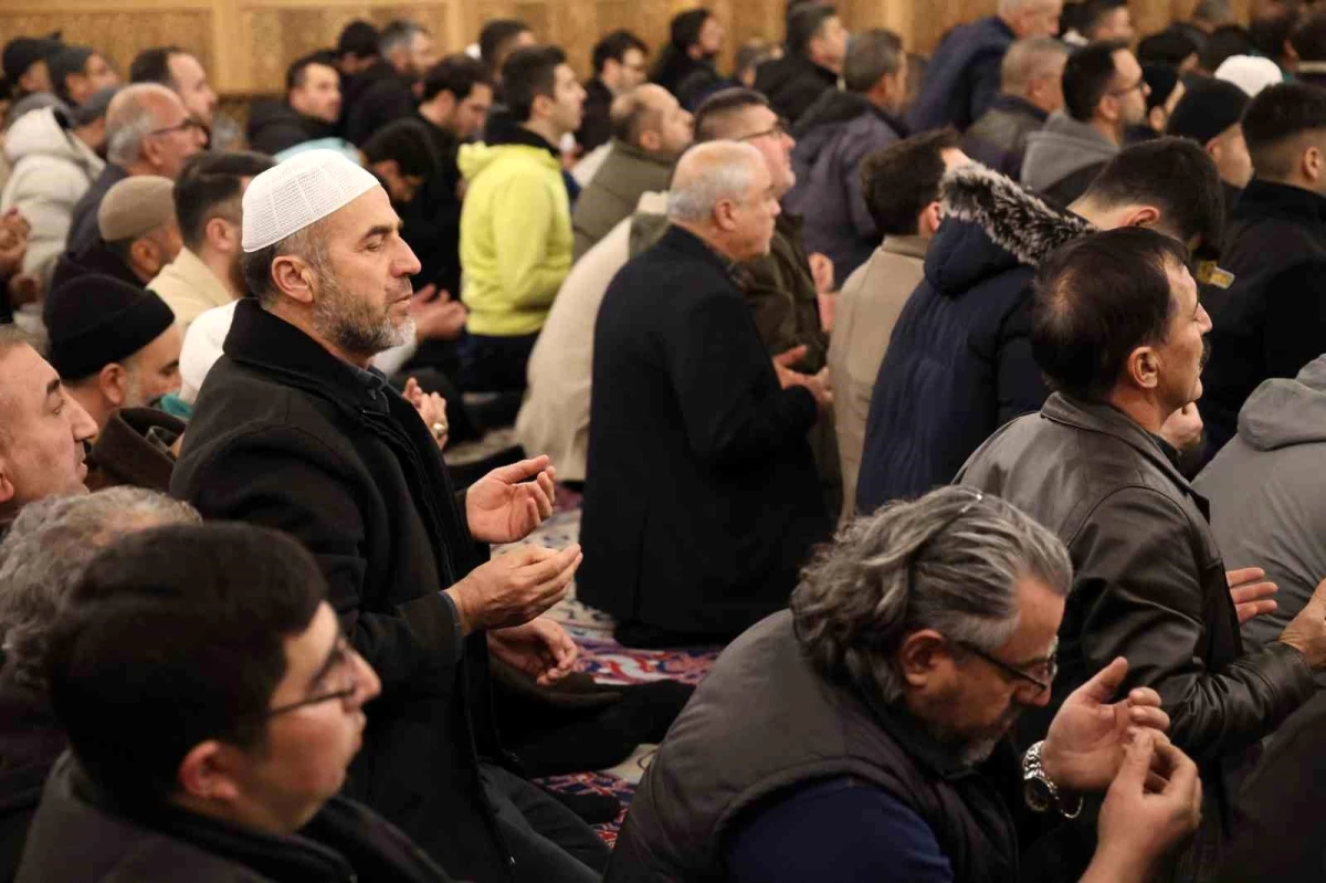 Konya'da Miraç Kandili'nde Camiler Doldu, Depremzedeler İçin Dua Edildi