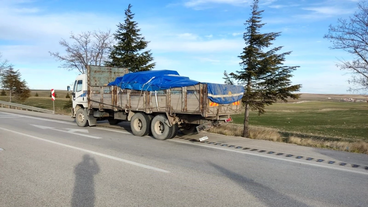 Konya'da otomobilin kamyona çarpması sonucu 2 kişi yaralandı
