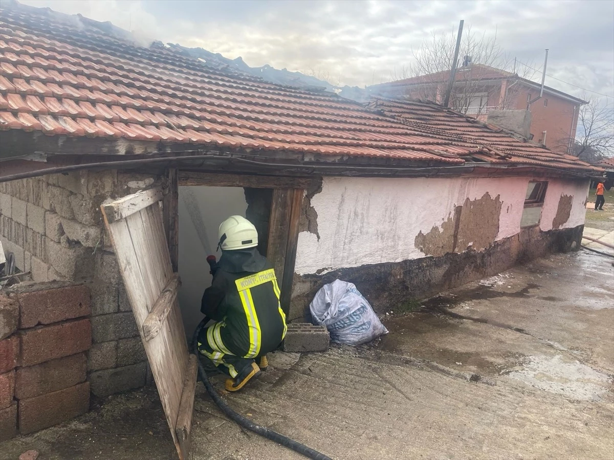 Konya Kulu'da müstakil evin bitişiğinde yangın çıktı