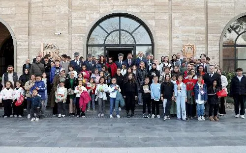 KONYA VALİSİ AKIN’IN EŞİ SALİHA AKIN, HOŞKUBBE MİLLET KÜTÜPHANESİ’Nİ ZİYARET ETTİ
