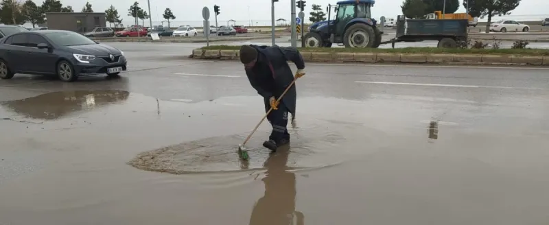 Beyşehir Belediyesi Ekipleri, Sağanak Yağışa Rağmen Sahada Çalışmalarını Sürdürüyor