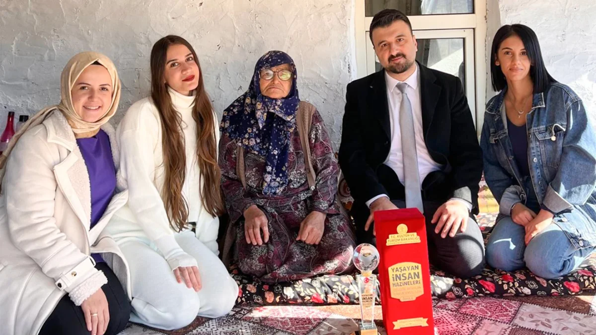 Selçuk Üniversitesi Hadim Meslek Yüksekokulu Öğrencileri, Yaşayan İnsan Hazineleri’ni Ziyaret Etti