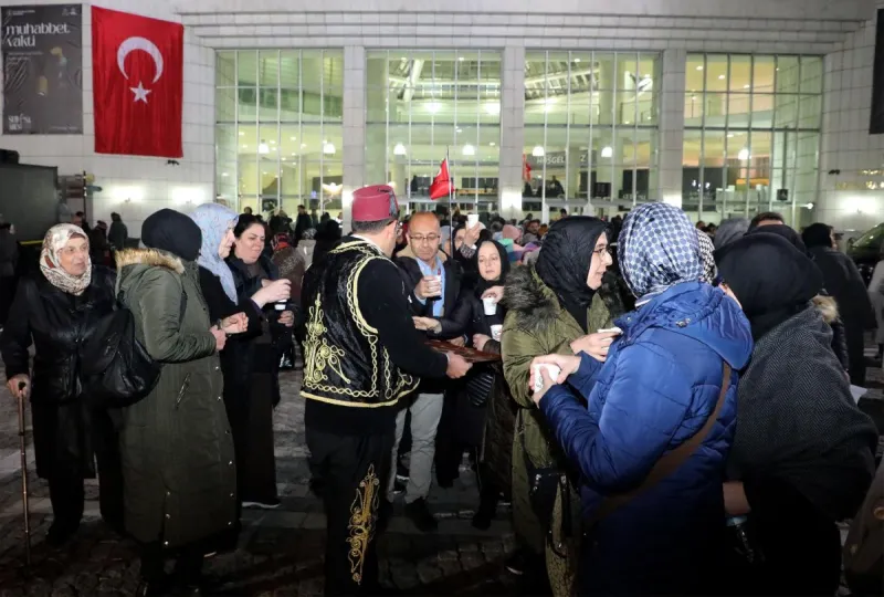 Mevlana’nın 751. Vuslat Yıl Dönümü Etkinlikleri Misafirlerine Sıcak Sahlep İkramı