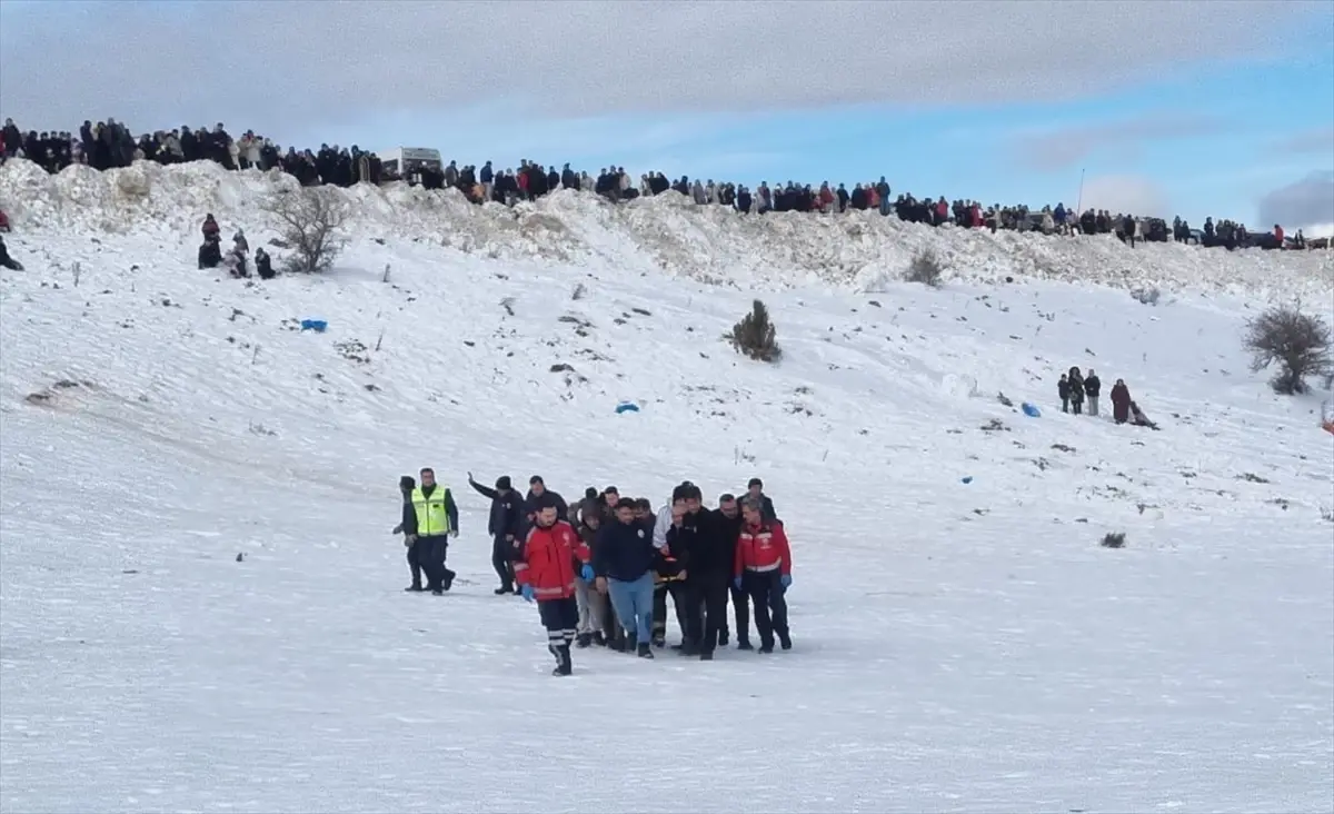 Aladağ Kayak Merkezi'nde Kaza: Yaralı Genç Helikopterle Taşındı