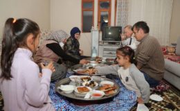 Cumhurbaşkanı Erdoğan, iftarda bir vatandaşın evine konuk oldu