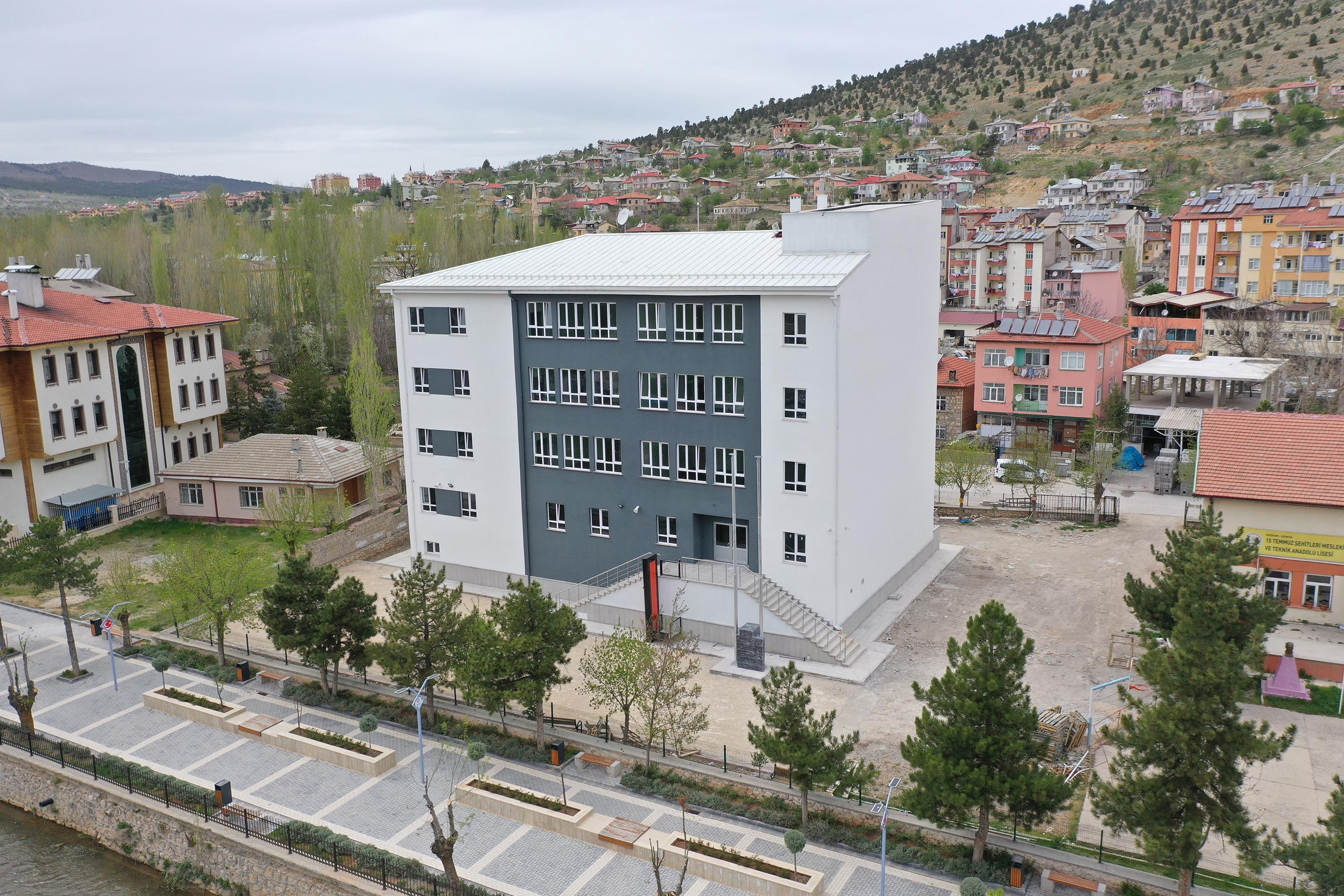 BOZKIR’DA 8 DERSLİKLİ OKULUN YAPIMI TAMAMLANDI