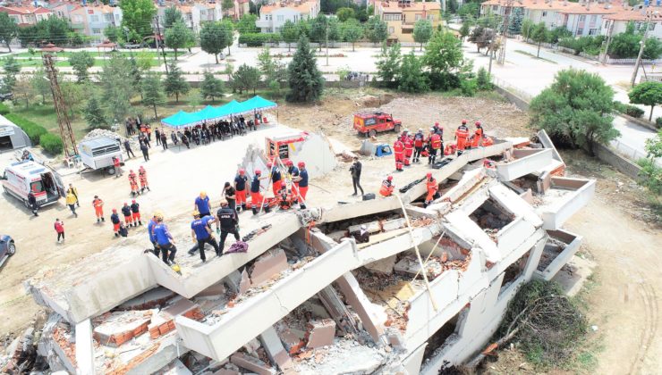 KONYA BÜYÜKŞEHİR İTFAİYESİ’NDEN  NEFES KESEN DEPREM TATBİKATI